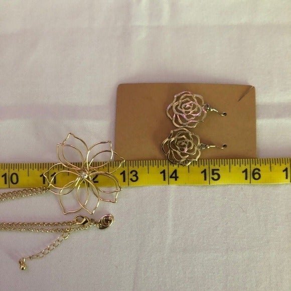 Charming Charlie Wire Flower Necklace & Earrings - Picture 7 of 11